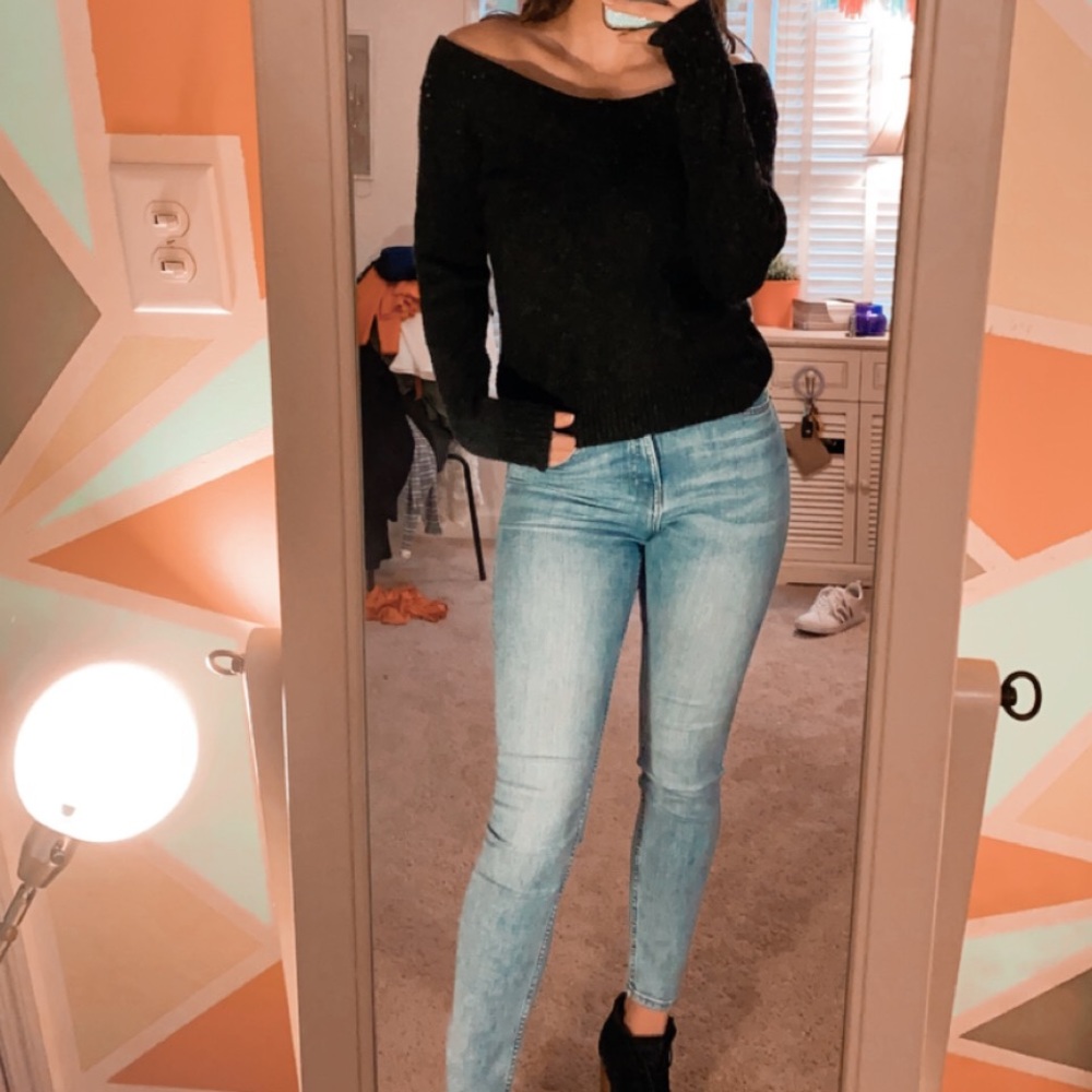 ❤️4/$25 off shoulder sweater❤️